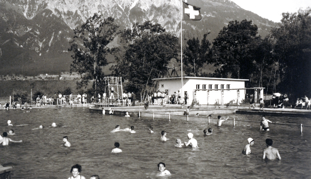 Blick auf das grosse Schwimmbecken des eröffneten Freibades.
