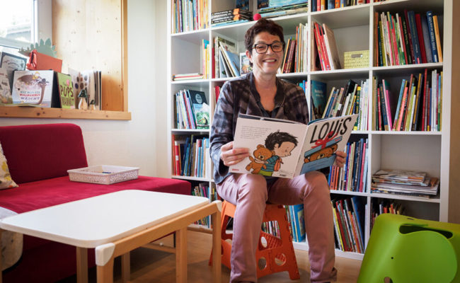 Ein Ort zum Stöbern: Fast 1000 Bilderbücher stehen in den Regalen von Margrit Tschirky