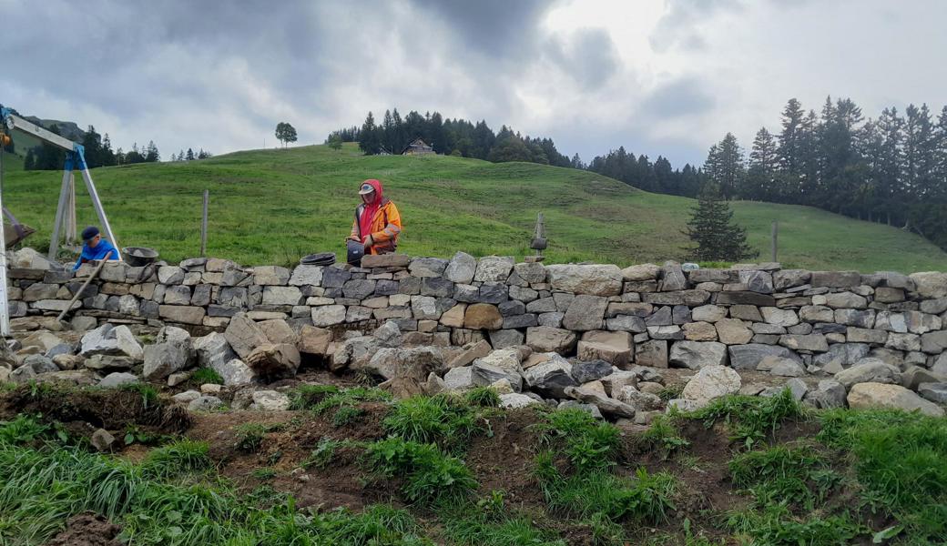 Die marode Trockenmauer wird derzeit saniert.