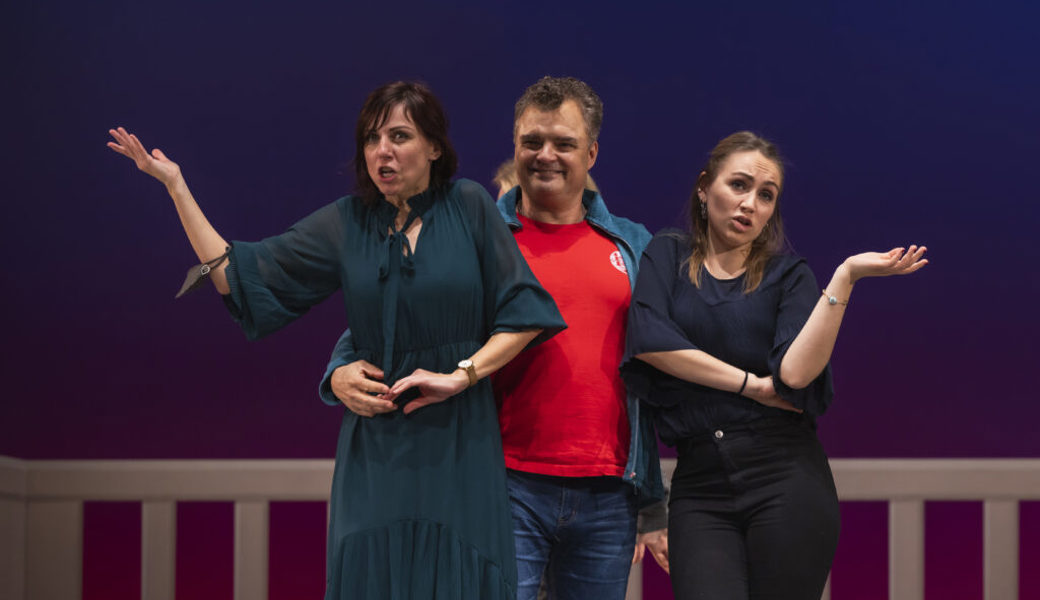  Ciboletta, Judith Dürr (rechts) und Annina (Christine Schneider) umgarnen den Herzog von Urbino (Eugen Amesmann).  