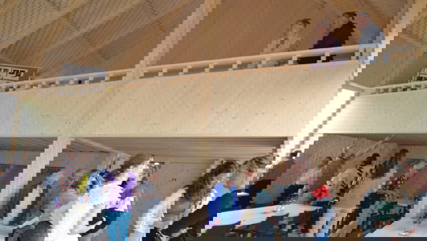  Der neu erstelle Saal mit Galerie und ebenerdigem Zugang. 