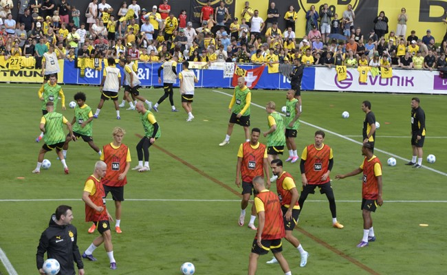 Trainingslager Borussia Dortmund: Viel Applaus bei der Rückkehr