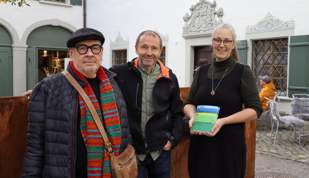 Sich inspirieren lassen, Kunst neutral geniessen und neue Kontakte knüpfen: Das ist die Idee der Initianten der Gemeinschaftsausstellung Daniel Stiefel (links) und Markus Buschor sowie Monika Meyer, Kuratorin des Museums Prestegg in Altstätten.