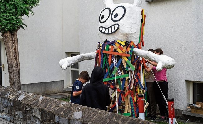 Der «Manipulator» auf dem Schulgelände: Die Kinder liessen sich von der «Bad Ragartz »inspiriert