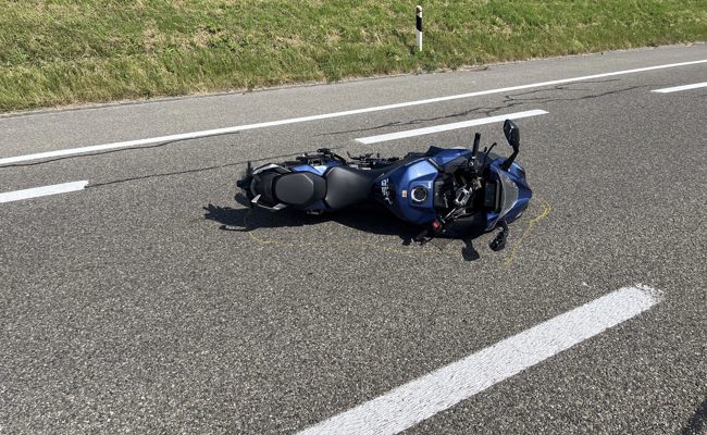 Töfffahrer will auf A13 überholen und kollidiert mit Auto