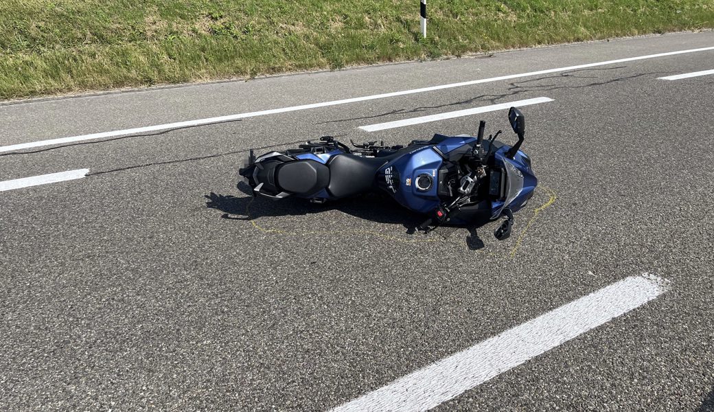 Der Töfffahrer wurde beim Sturz verletzt.