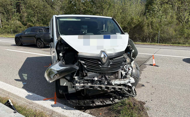 Grosser Schaden bei einer Auffahrkollision auf A13