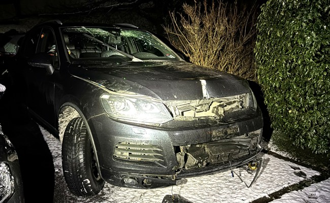 Betrunken am Steuer: In Verkehrsinsel gebrettert