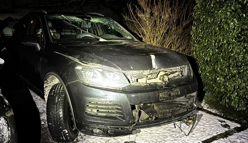 Betrunken am Steuer: In Verkehrsinsel gebrettert