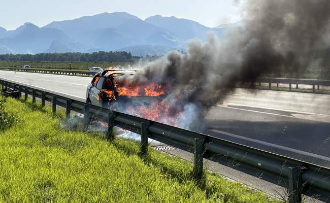 Autobrand und Auffahrkollisionen auf der Autobahn