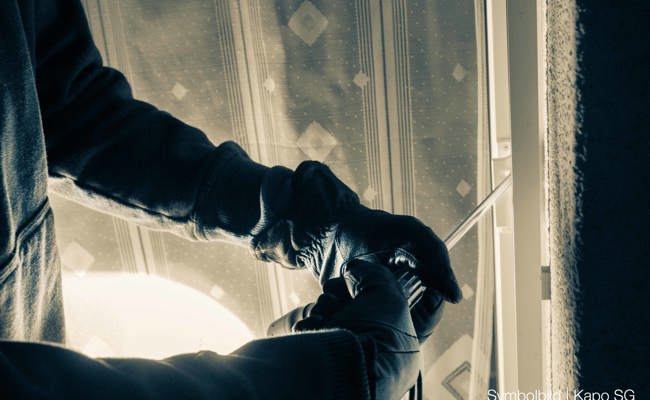 Einbruch in Einfamilienhaus: Schmuck und Uhr erbeutet