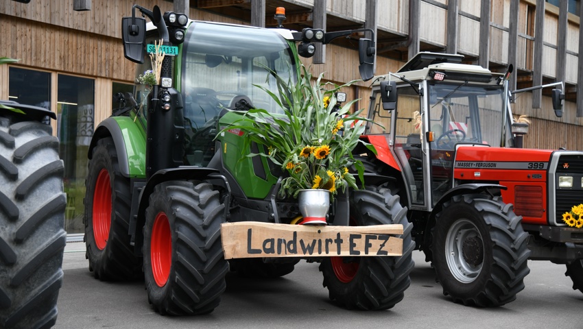Bunt geschmückte Traktoren zum Abschluss