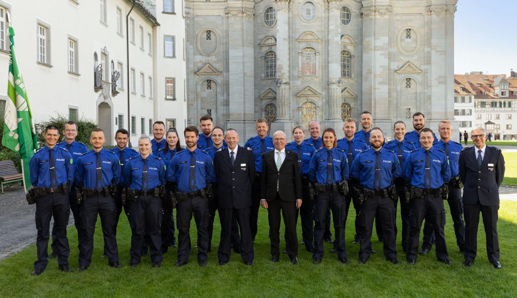 Die frisch beförderten Hüterinnen und Hüter des Gesetzes der Kantonspolizei St. Gallen.