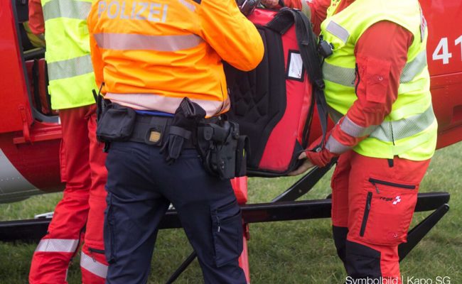 Junger Motorradfahrer bleibt mit Lenkvorrichtung am Lastwagenheck hängen