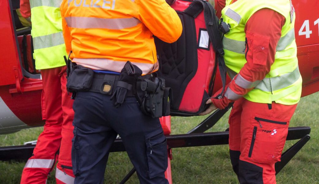  Der verletzte Motorradfahrer wurde mit der Rega ins Spital geflogen. Symbolbild: Kapo