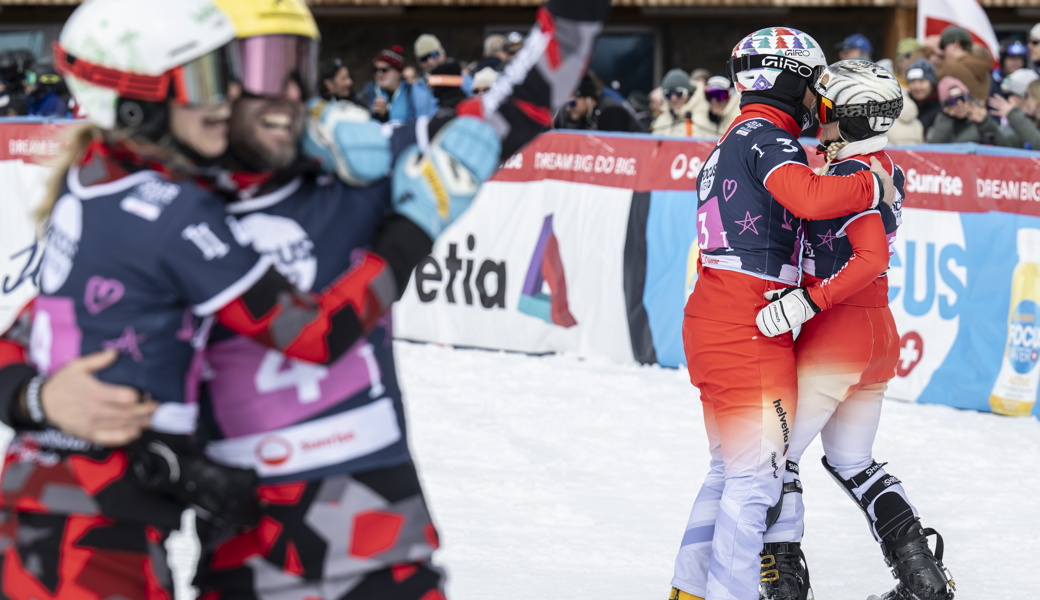 Dario Cavieziel und Julie Zogg (hinten) trösten sich gegenseitig nach der verpassten WM-Bronzemedaille. Vorne jubelt das österreichische Team mit Andreas Promegger und Sabine Peyer.