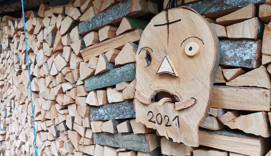  Holzkunst, gesehen an einem Holzstappel oberhalb von Rans/Oberräfis. Bilder: Heini Schwendener