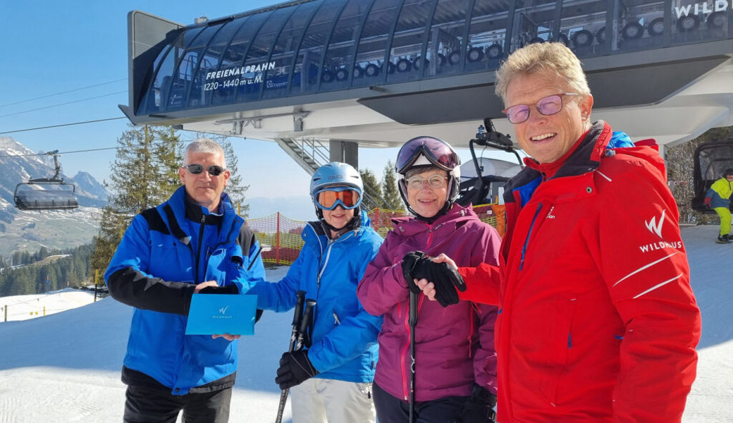  Die glücklichen Gäste beim Empfang an der Bergstation der Freienalpbahn nach der millionsten Fahrt: Patrik Jahn, Leiter Technik und Betrieb mit Susanne Güntert und Monika Gantenbein sowie Urs Gantenbein, Geschäftsführer der Bergbahnen Wildhaus AG. 