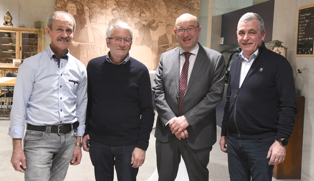 Präsident Rolf Hobi (links) empfängt Wartauer Politiker an der Hauptversammlung: Alt-Nationalrat Walter Müller, Regierungsrat Beat Tinner, Gemeindepräsident Andreas Bernold (von links).