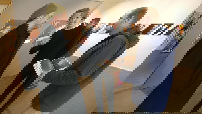  Nico Ramon Kastner (Mitte) im Gespräch mit zwei Studienkollegen. 