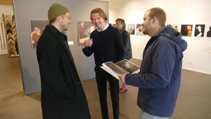 Nico Ramon Kastner (Mitte) im Gespräch mit zwei Studienkollegen. 