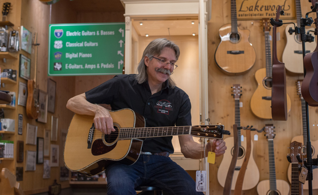 Dezent und elegant: Die Guitar-Repairs Werkstatt ist um eine Gitarre deutlich reicher