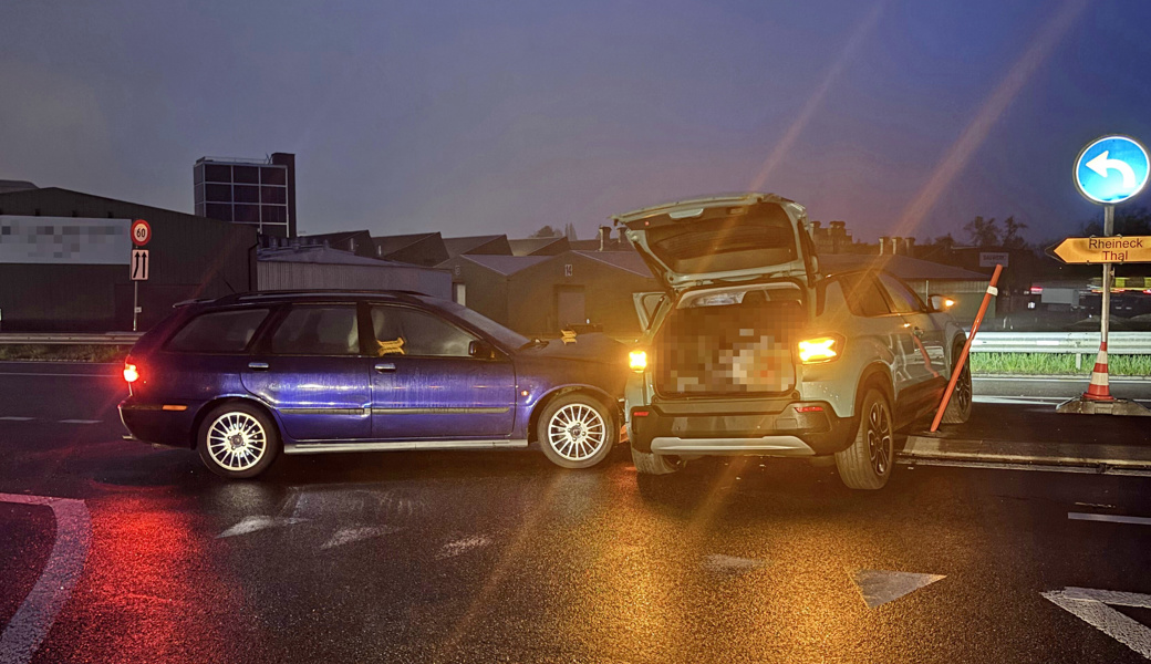 An beiden Autos entstand Totalschaden. 