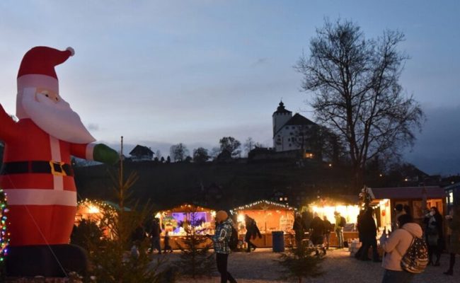 Chlausmarkt auf dem Buchser Marktplatz mit rund 55 Ständen ist eröffnet