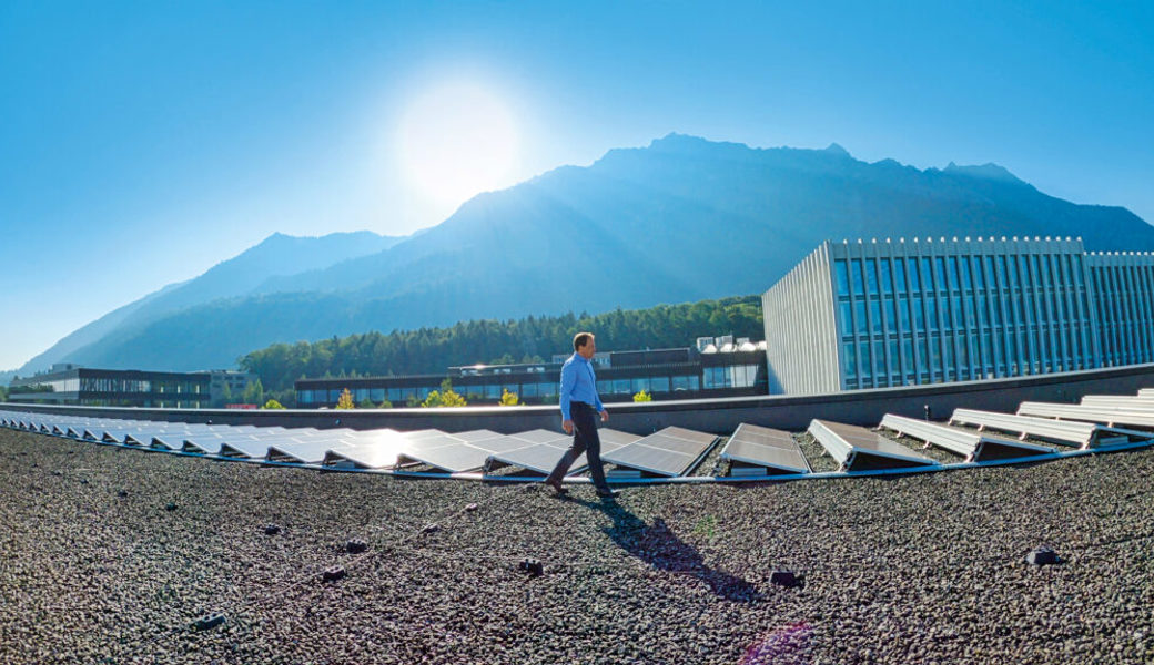  Auf einer Fläche von rund 1,5 Fussballfeldern werden künftig mehr als 4600 Solarmodule den Hilti-Campus mit Strom versorgen. 
