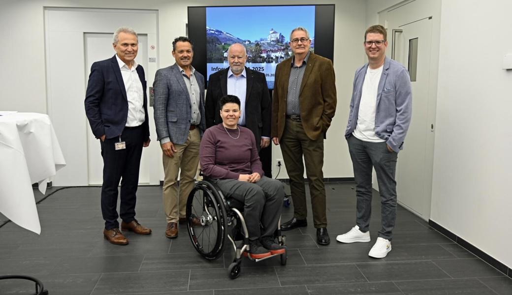 Hinten, von links: Karl Pareth (Leiter Niederlassung Buchs der St. Galler Kantonalbank), Harry Müntener, Hansjörg Lutzi, Hardy Rothenberger (alle Mitglieder der Wiga-Geschäftsleitung), Dominik Sieber (Leiter Marketing Sonnenbräu). Vorne: Sarah Hundert (Leiterin Wiga-Geschäftsstelle). Hinten, von links: Karl Pareth (Leiter Niederlassung Buchs der St. Galler Kantonalbank), Harry Müntener, Hansjörg Lutzi, Hardy Rothenberger (alle Mitglieder der Wiga-Geschäftsleitung), Dominik Sieber (Leiter Marketing Sonnenbräu). Vorne: Sarah Hundert (Leiterin Wiga-Geschäftsstelle).