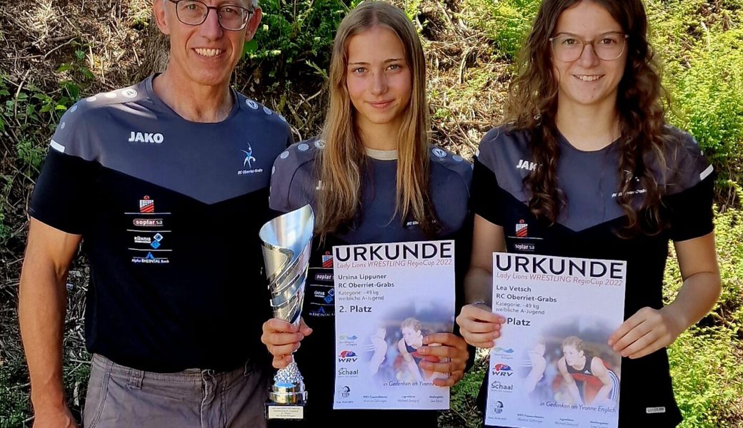  Die Freude steht ihnen ins Gesicht geschrieben: Jürg Lippuner (Trainer) mit Ursina Lippuner und Lia Vetsch. 