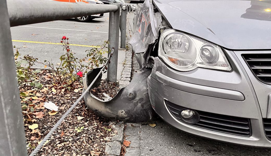 Der Unfallfahrer blieb am Zaun beim Parkplatz hinterm Rathaus hängen.