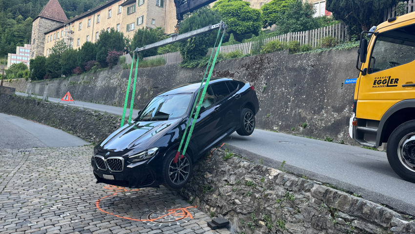  Für die Bergung musste ein Kranwagen eingesetzt werden. 