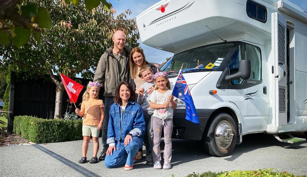 SRF-Moderatorin Mona Vetsch besuchte Chris und Abish Bätjer und ihre Kinder Aiven, Riley und Ruby in Neuseeland.
