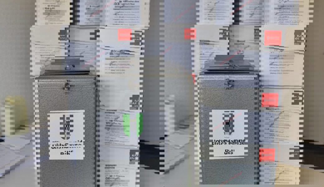  Wahlurne der Stadt Buchs. 