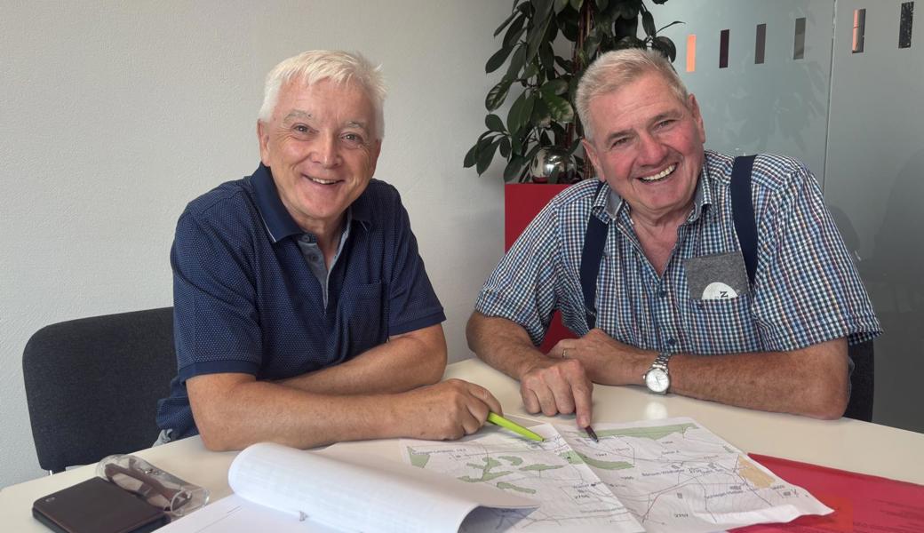 Roland Wälter (links) und Werner Marty senior freuen sich über den zügigen Projektverlauf. 