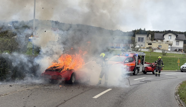 Auto geht während der Fahrt in Flammen auf