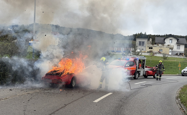 Auto geht während der Fahrt in Flammen auf