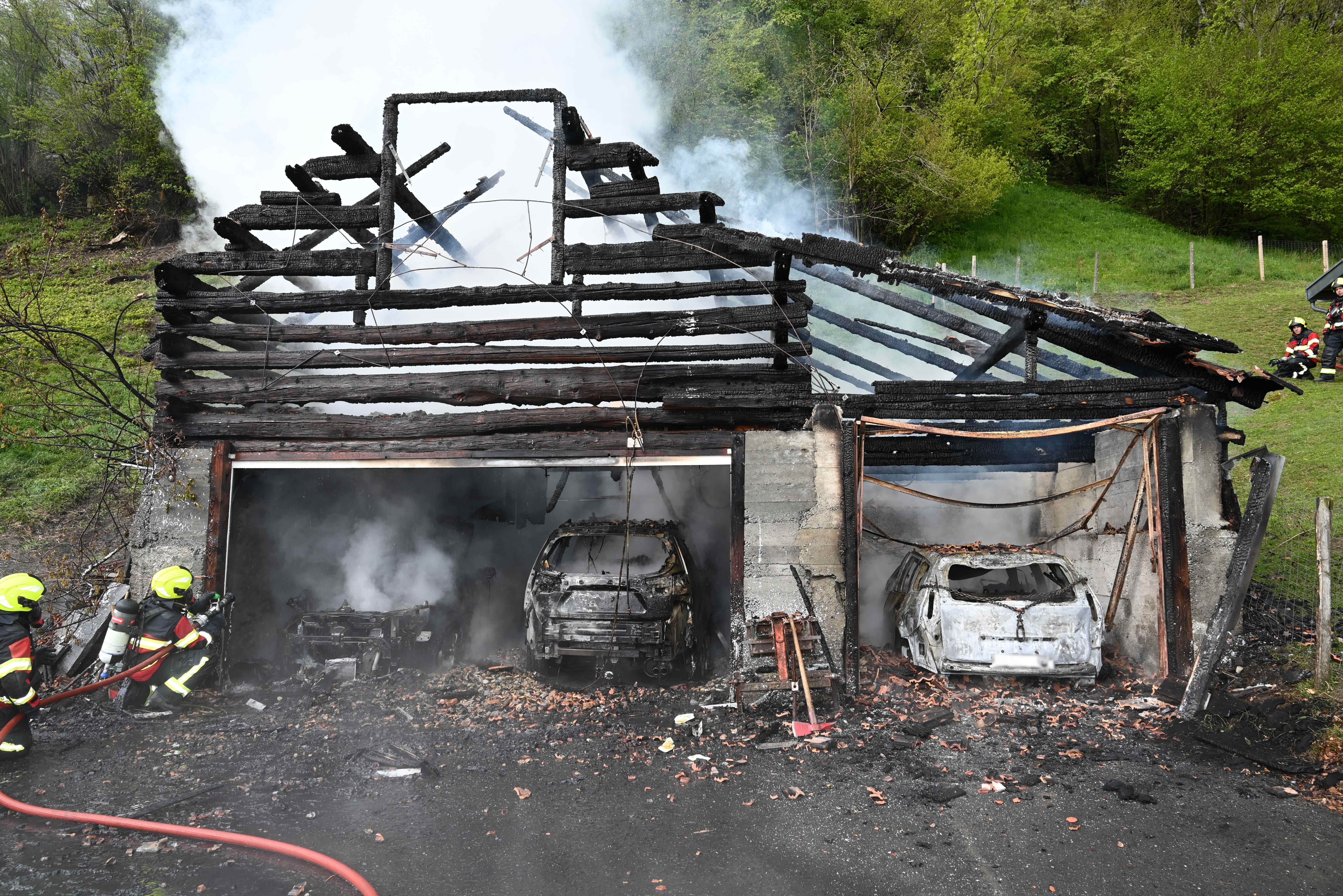 Der Stall und die parkierten Fahrzeuge wurden ein Raub der Flammen.