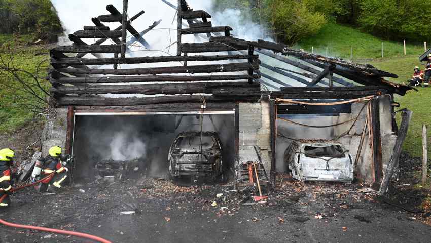 Der Stall und die parkierten Fahrzeuge wurden ein Raub der Flammen.