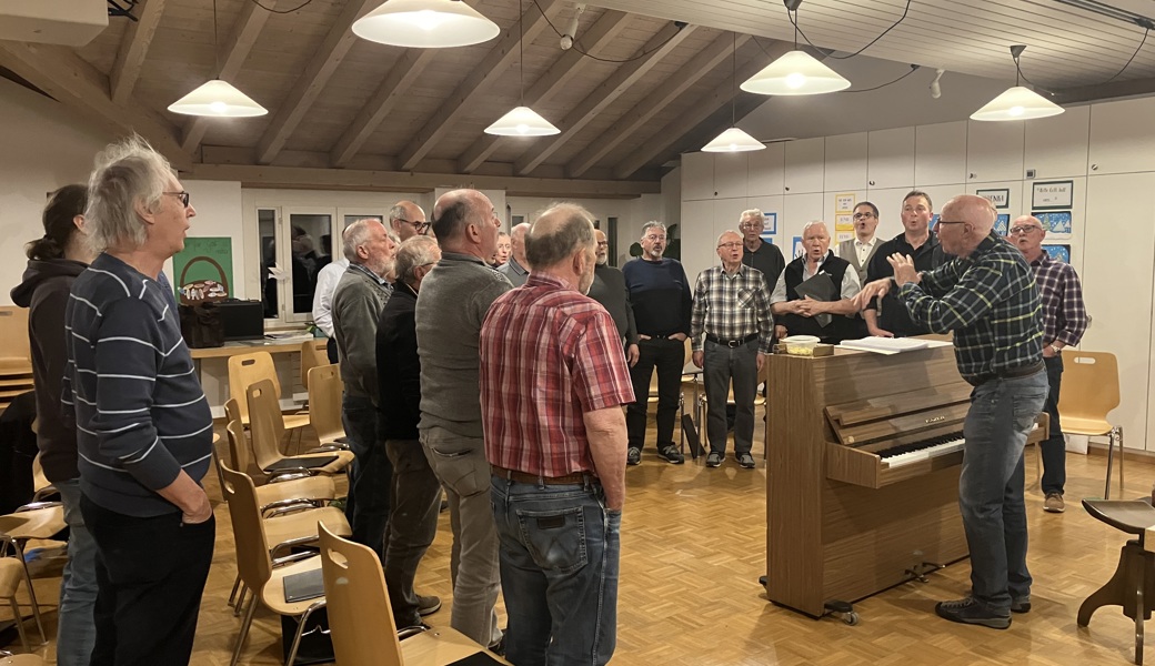 Die Proben für das Konzert laufen auf Hochtouren. Inzwischen vollführt der Männerchor den Feinschliff. 