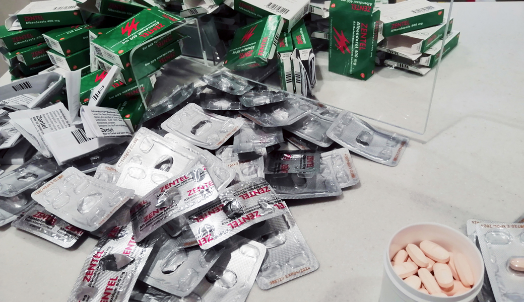 Selbes Produkt, andere Verpackung und Preis: Andreas* füllt seine Monatsration Zentel in eine alte 60er-Packung Eskazole.