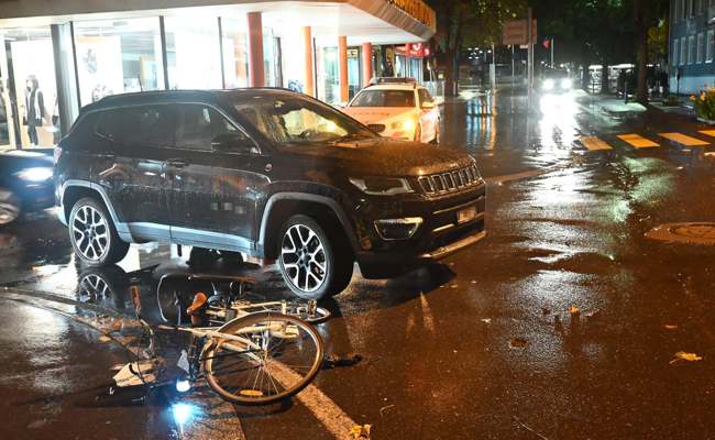 Velo stösst mit Auto auf der Bahnhofstrasse zusammen