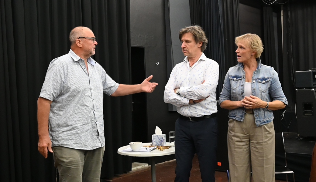Die Sitzung entwickelt sich anders als erwartet: Thomas Hassler als Paartherapeut Harald, Walter Kikelj und Angélique Capeder als Ehepaar Valentin und Joana Dorek (von links).