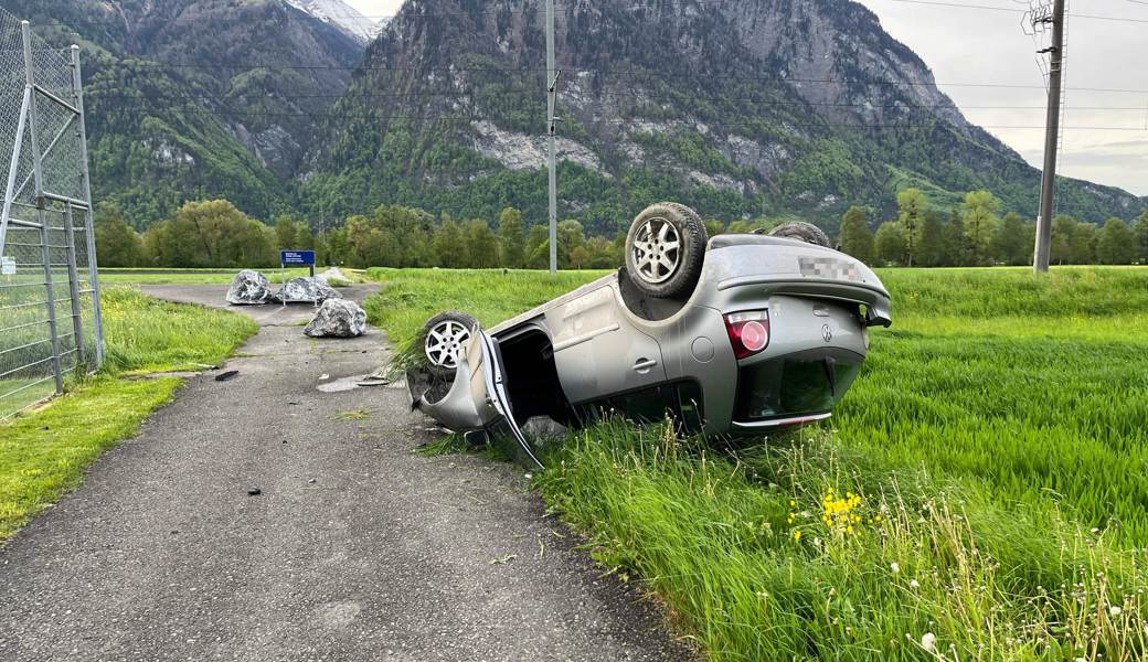 Auto überschlagen: Fahrer entfernte sich von Unfallstelle
