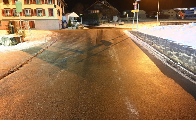 Autofahrer fährt beim Abbiegen einen 86-jährigen Fussgänger auf Trottoir an