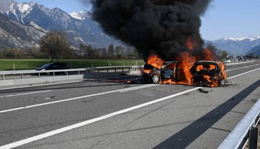 Wegen technischem Defekt kollidieren auf der A13 zwei Autos und geraten danach in Vollbrand