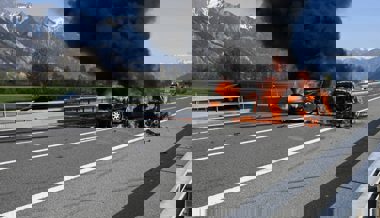 Wegen technischem Defekt kollidieren auf der A13 zwei Autos und geraten danach in Vollbrand