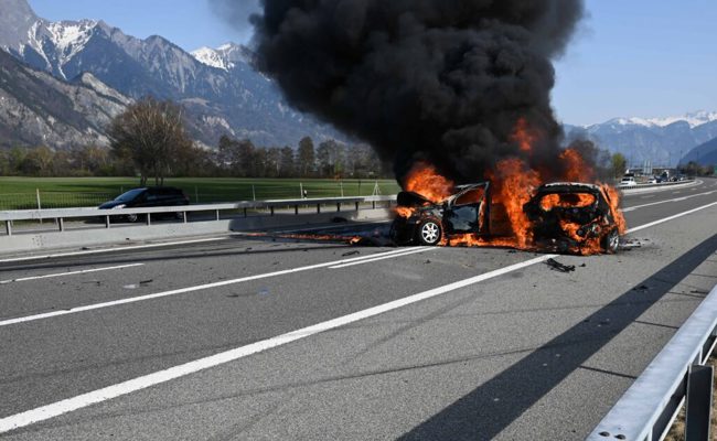 Wegen technischem Defekt kollidieren auf der A13 zwei Autos und geraten danach in Vollbrand