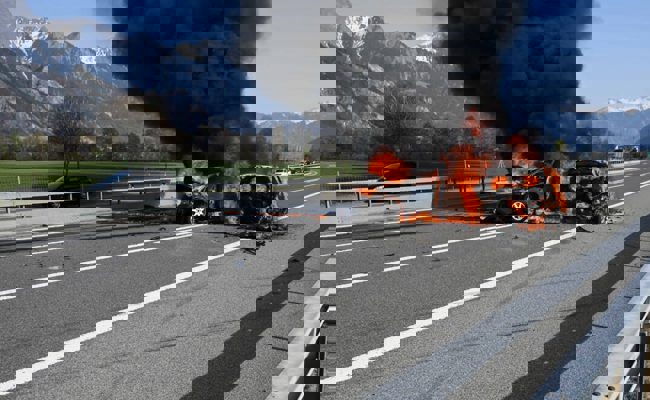 Wegen technischem Defekt kollidieren auf der A13 zwei Autos und geraten danach in Vollbrand